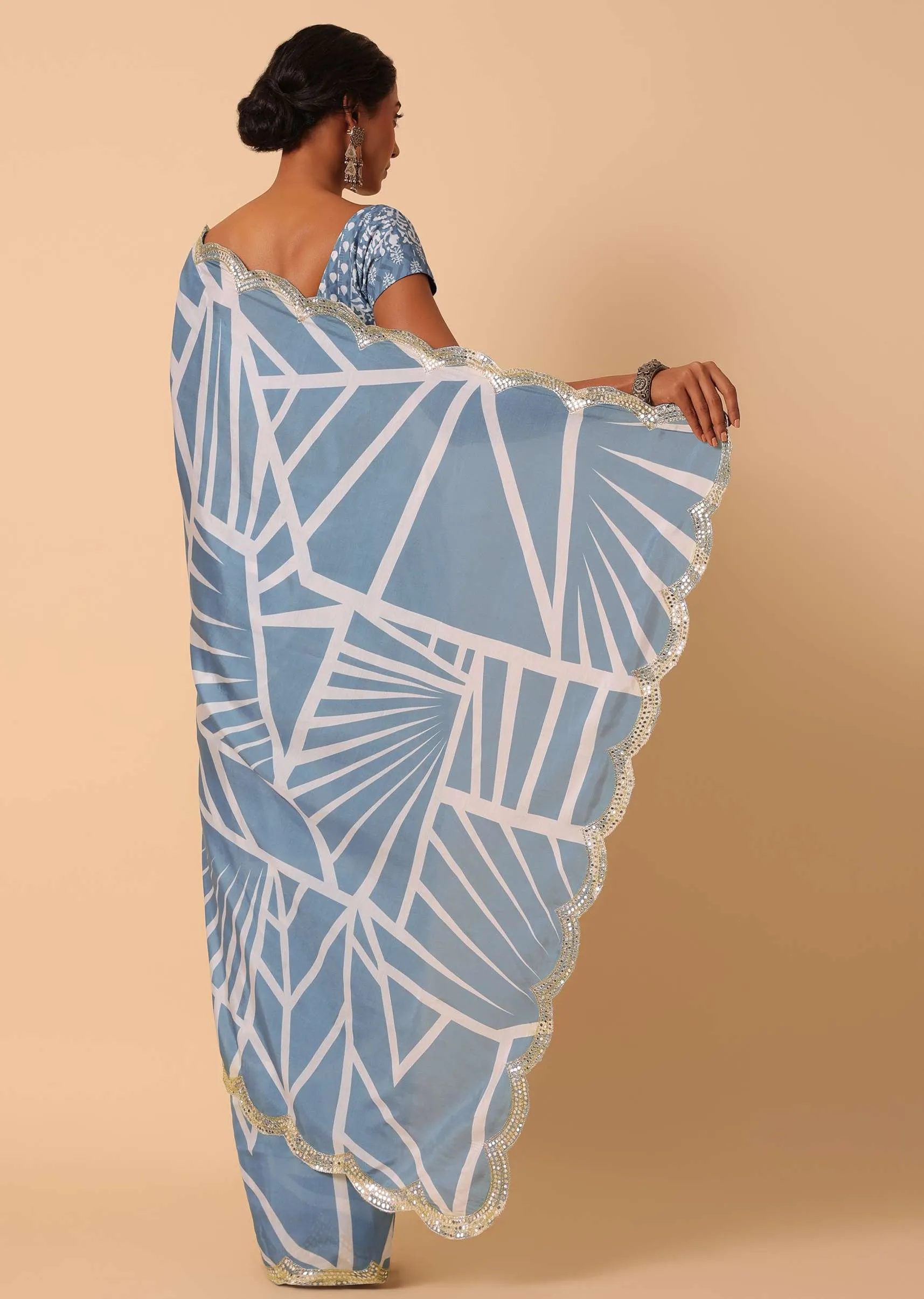 Blue Muslin Abstract Printed Saree With Unstitched Blouse Piece