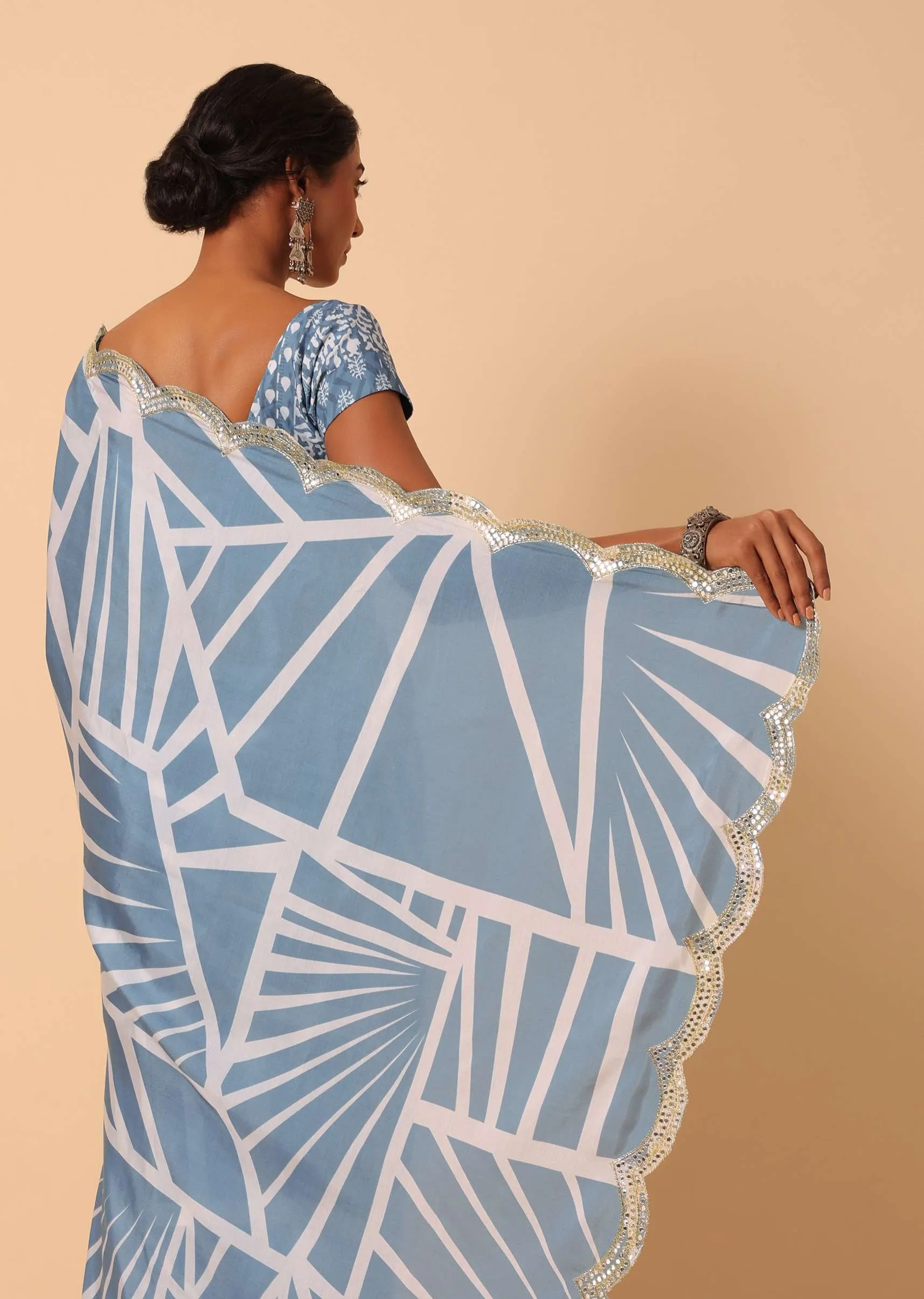 Blue Muslin Abstract Printed Saree With Unstitched Blouse Piece