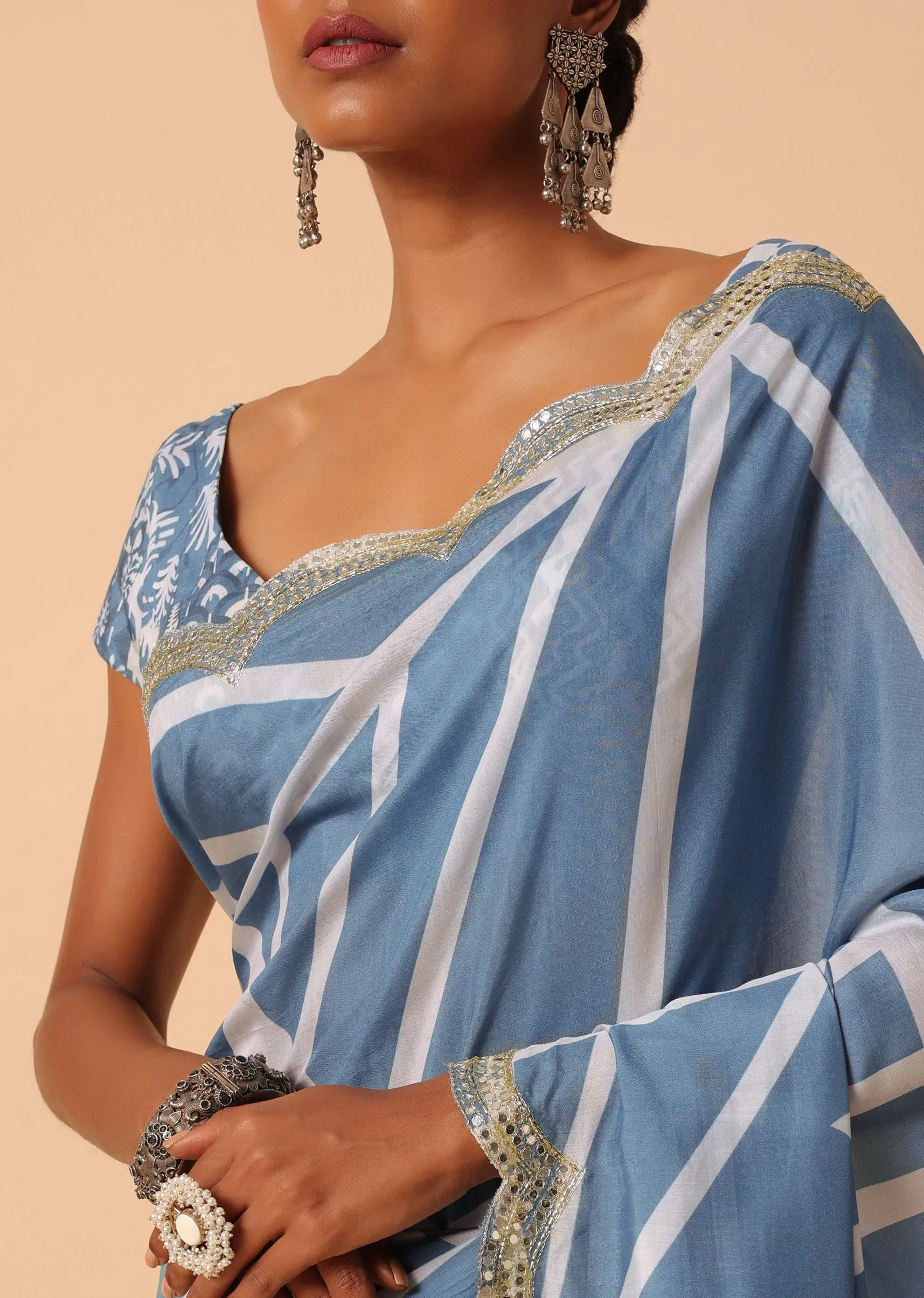 Blue Muslin Abstract Printed Saree With Unstitched Blouse Piece